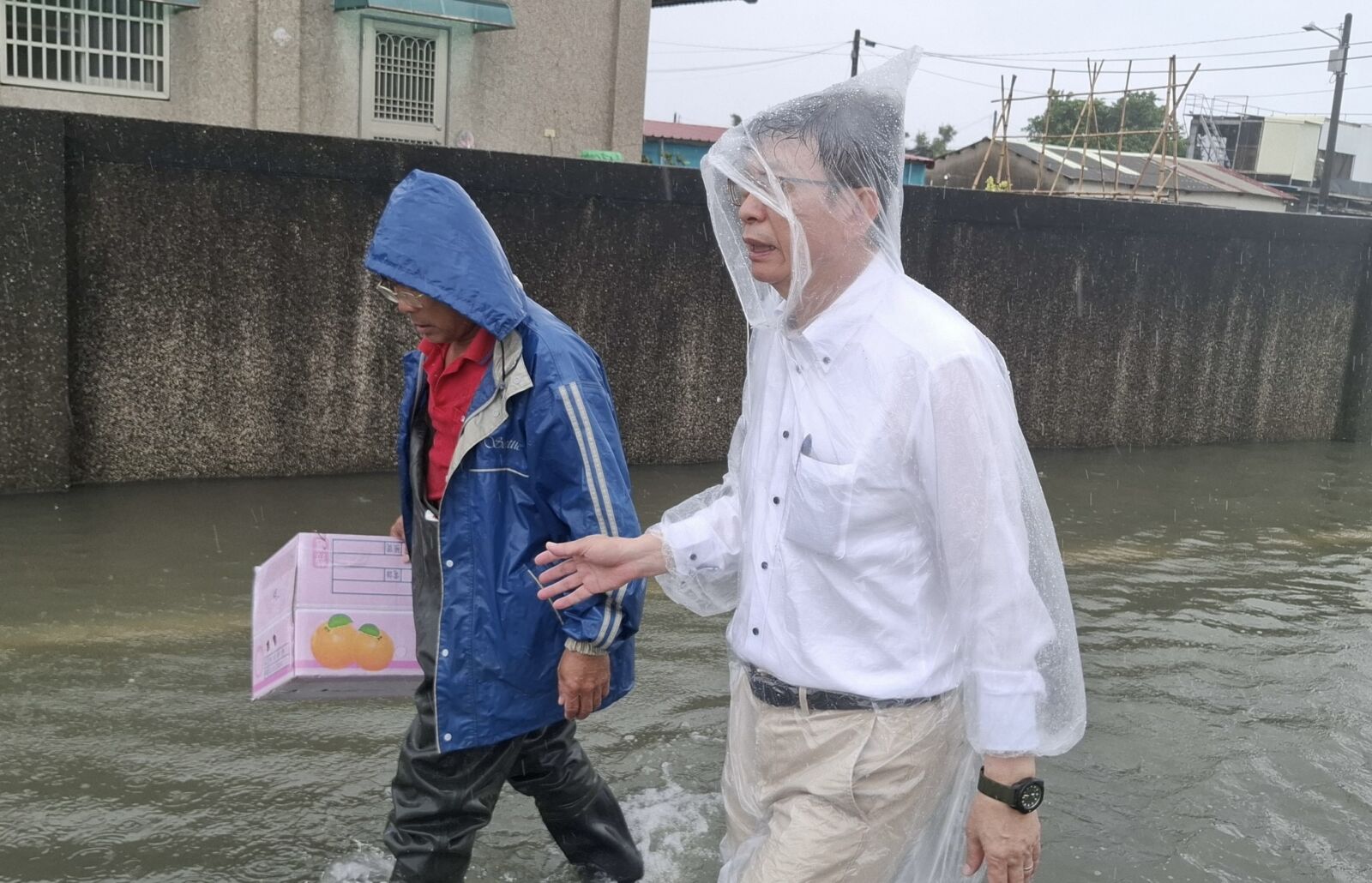 超大豪雨強襲台南多處淹水 郭國文急赴麻豆、安定勘災協調抽水設施 234 超大豪雨強襲台南多處淹水 郭國文急赴麻豆、安定勘災協調抽水設施 233