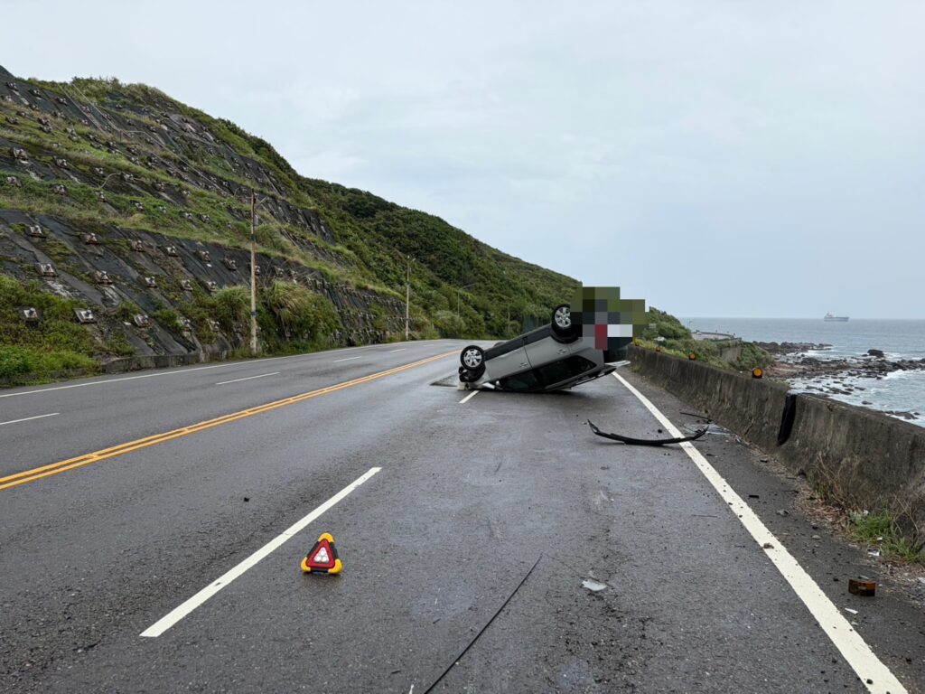 自小客車行經北濱公路安中橋旁彎道時失控翻覆,車體受損並散落部分零件,詳細肇事原因仍待警方進一步釐清。(圖/記者薛秀蓮 翻攝)