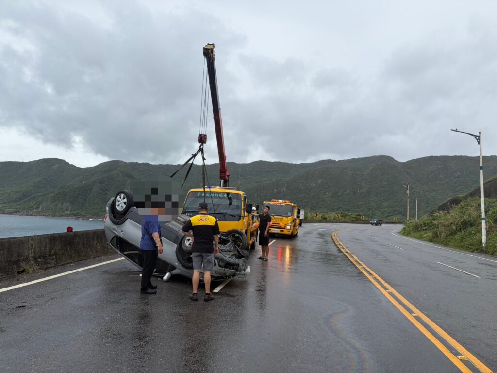 拖吊人員到場協助處理翻覆車輛,警方同步進行交通疏導及事故處置,並儘速排除道路障礙。(圖/記者薛秀蓮 翻攝)