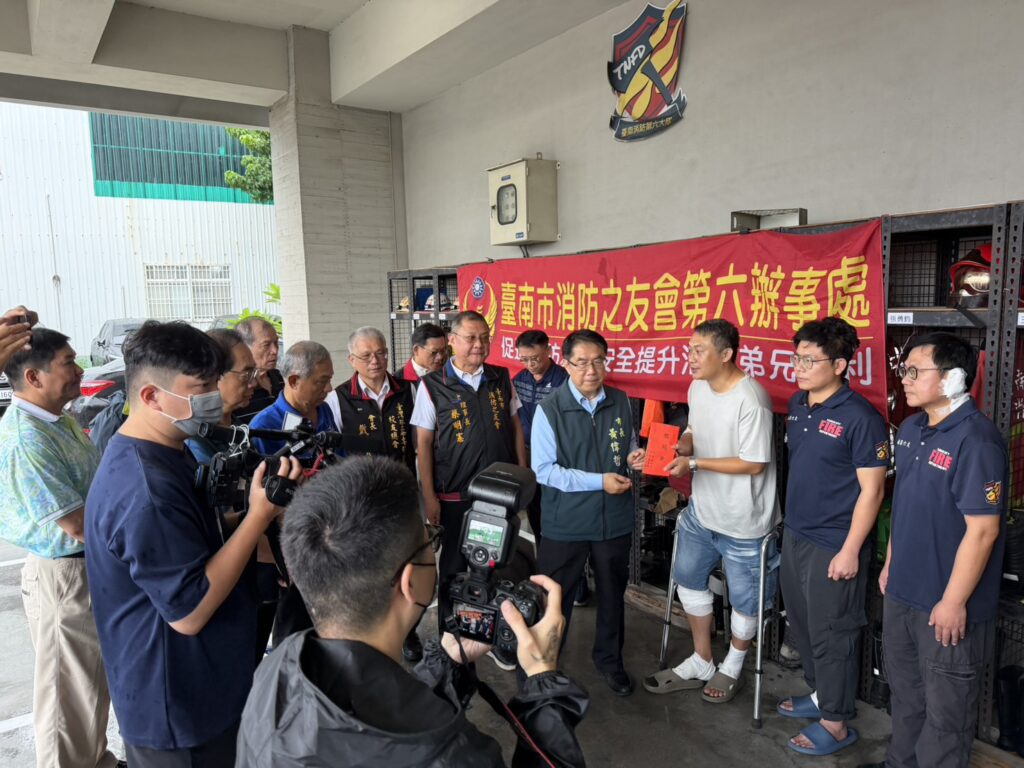 臺南安南區廢棄物火警發生猛烈爆炸,造成3名消防人員因公受傷,警專校友會總會長戴崇贒與各界代表前往慰問,盼勇消安心養傷、平安回家。(圖/臺南市消防局提供)