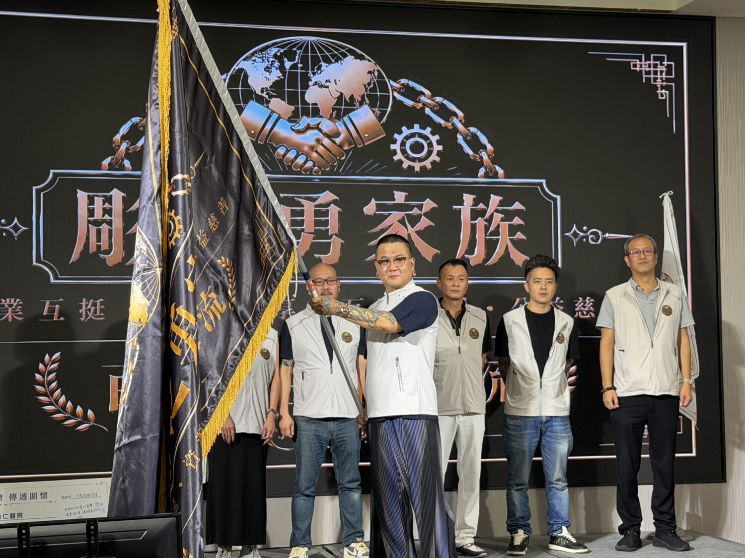 陳世勇會長揮舞大旗象徵旗開得勝 馬到成功。(圖/林照東攝)