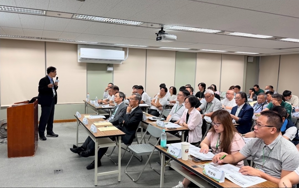 內政部建築研究所羅時麒組長（持麥克風者），為學員講授近零碳建築政策趨勢。（圖／記者 趙靜姸翻攝）