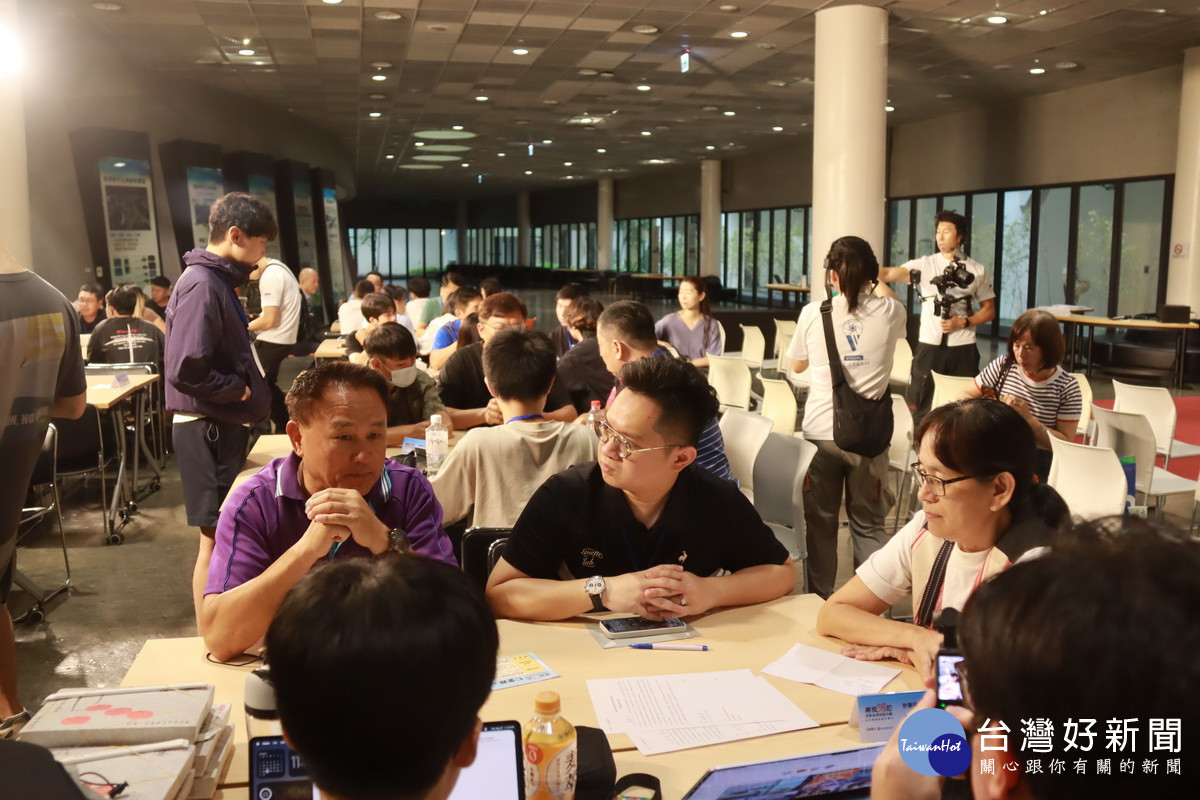 縣府提供各鄉鎮神隊友來現場應援。(記者扶小萍攝)