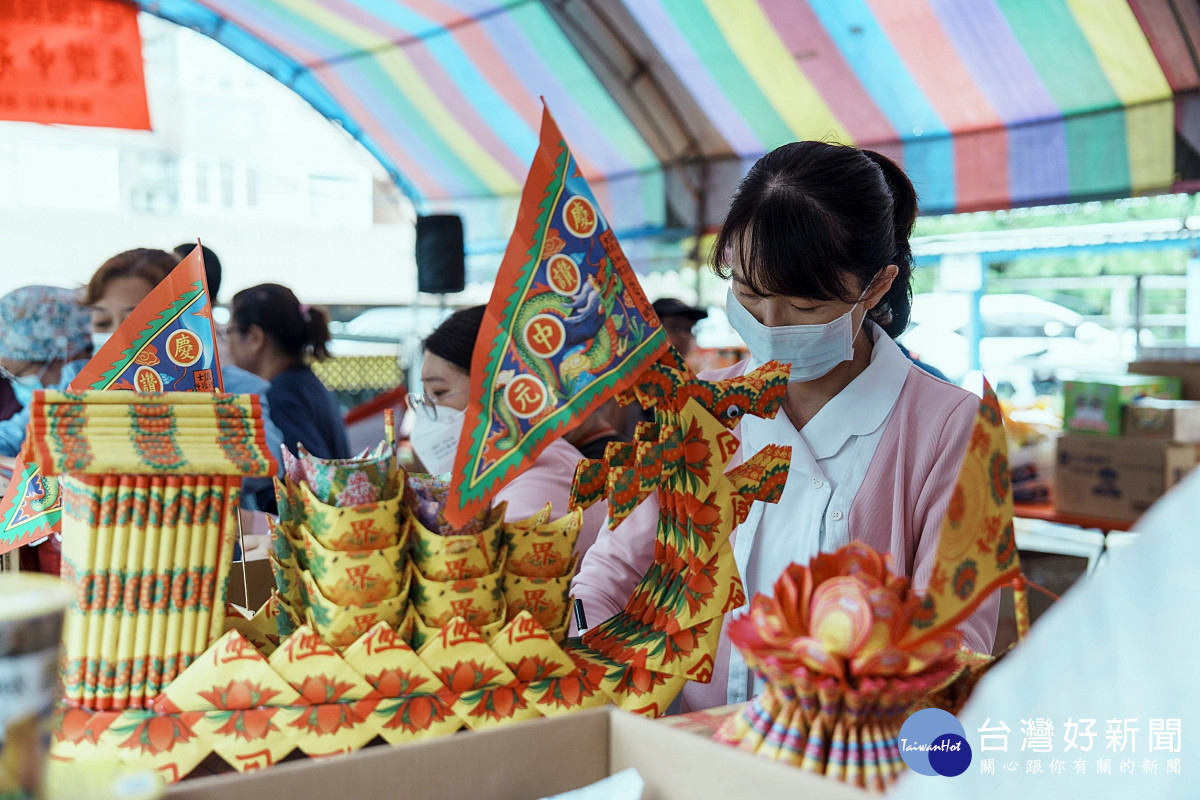 北榮桃園分院員工共同準備豐盛供品及蓮花,展現虔誠心意