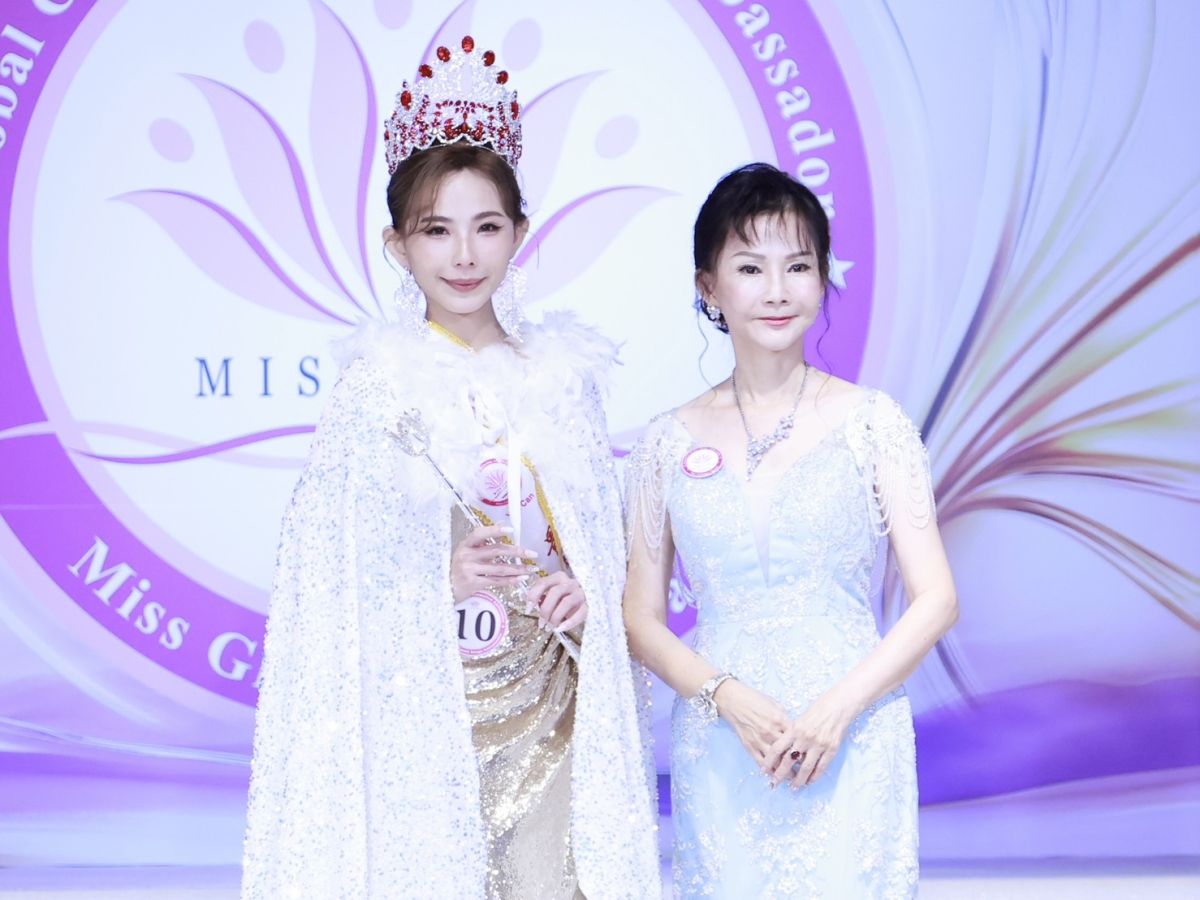 圖/全球城市美業形象大使創辦人紀皖珍(圖右),恭喜胡莎拉當選選美皇后。(中華全球城市選拔協會提供)
