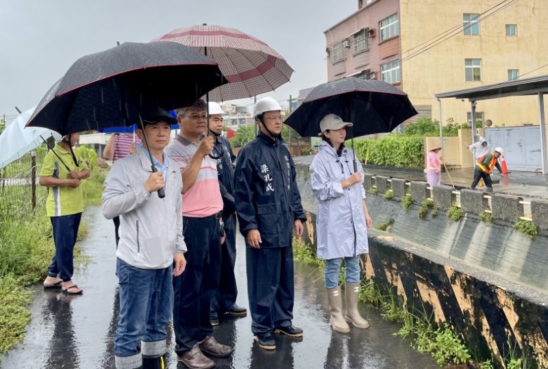 豪雨造成林園道路塌陷 農水署高管處跨單位勘查緊急灌漿搶修 保障民眾行與住的安全!