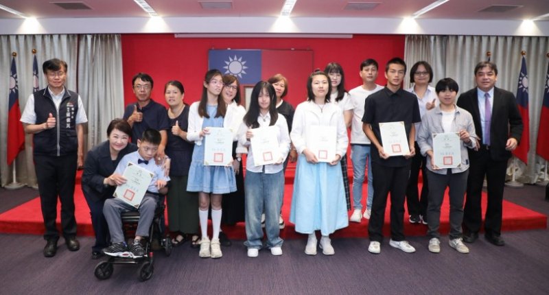 逆境中綻放生命光彩 盧秀燕表揚8名獲總統教育獎學生
