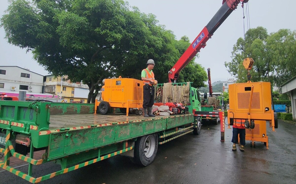▲高雄豪雨積淹水,市長盧秀燕今(25)日指示即刻馳援。(圖/中市府提供)