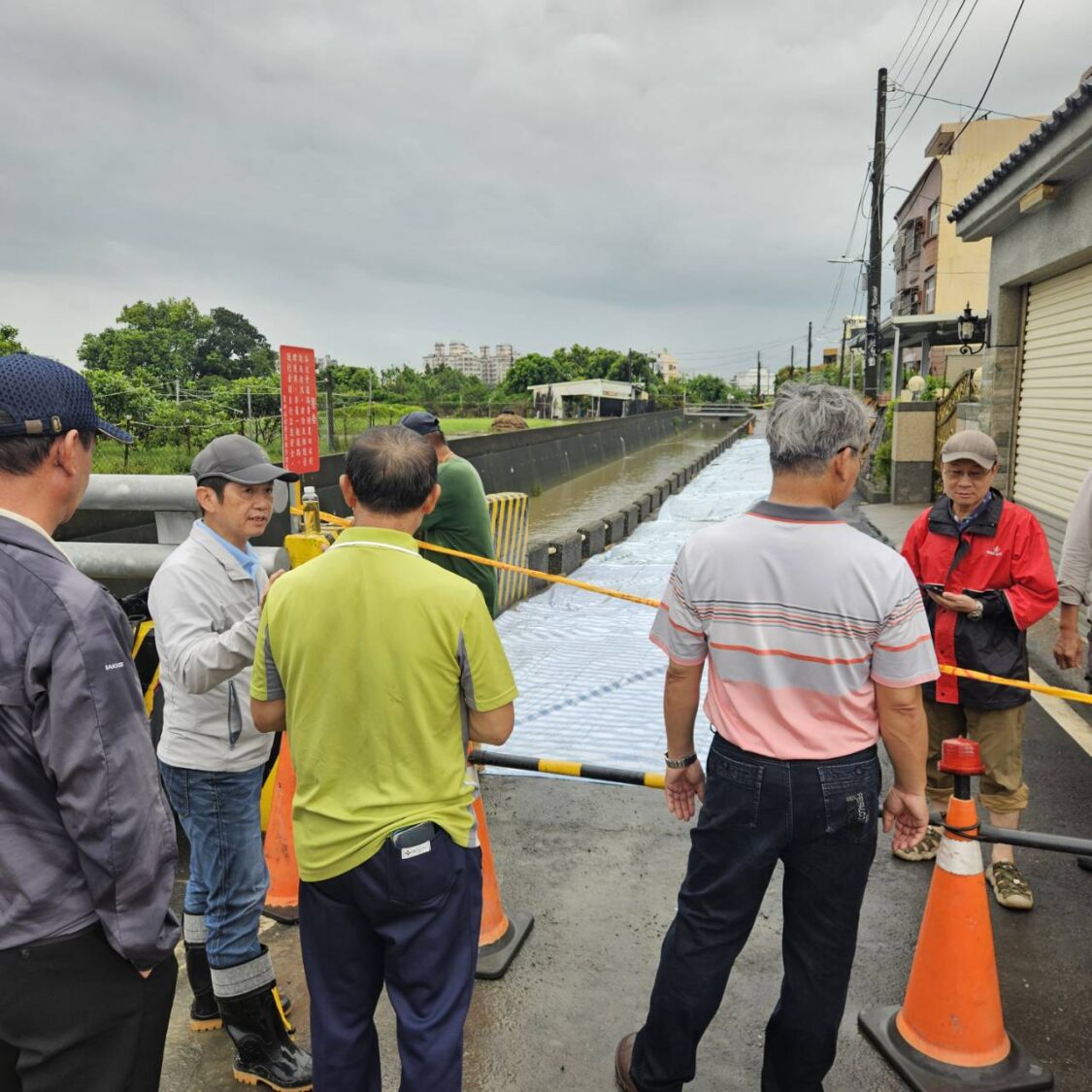 保障民眾行與住的安全!林園港仔埔排水旁之道路塌陷 農水署高雄管理處跨單位勘查緊急灌漿搶修