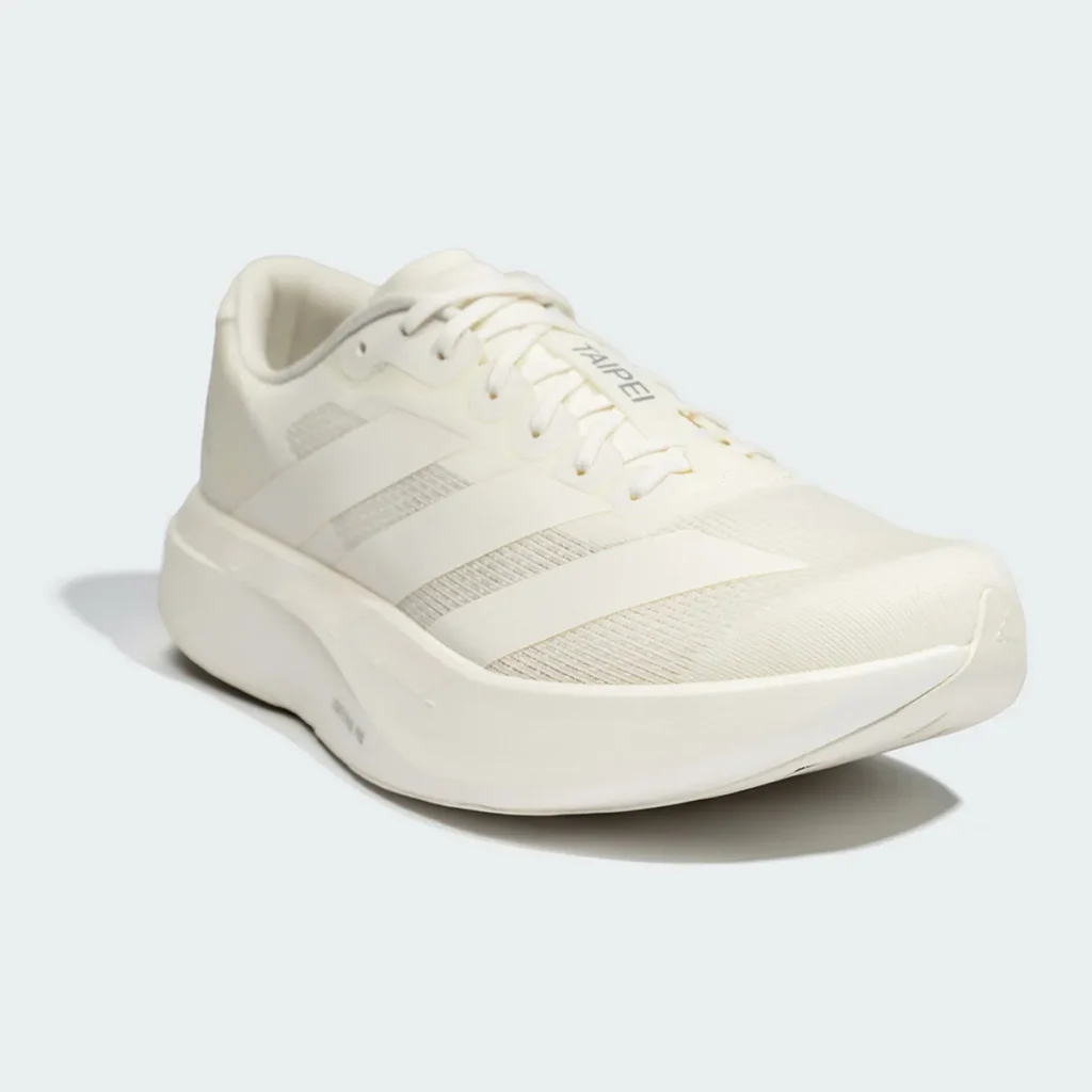 adidas ADIZERO EVO SL TAIPEI以清新的米白色調為基底。