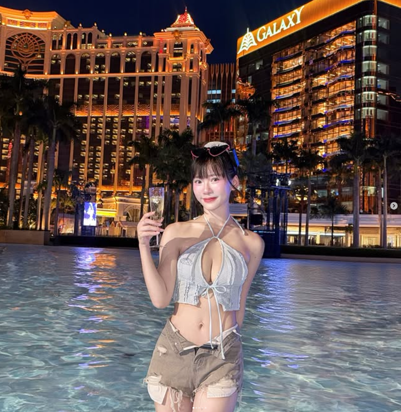 昆娜在澳門拍下泳裝照。(圖/翻攝昆娜IG)