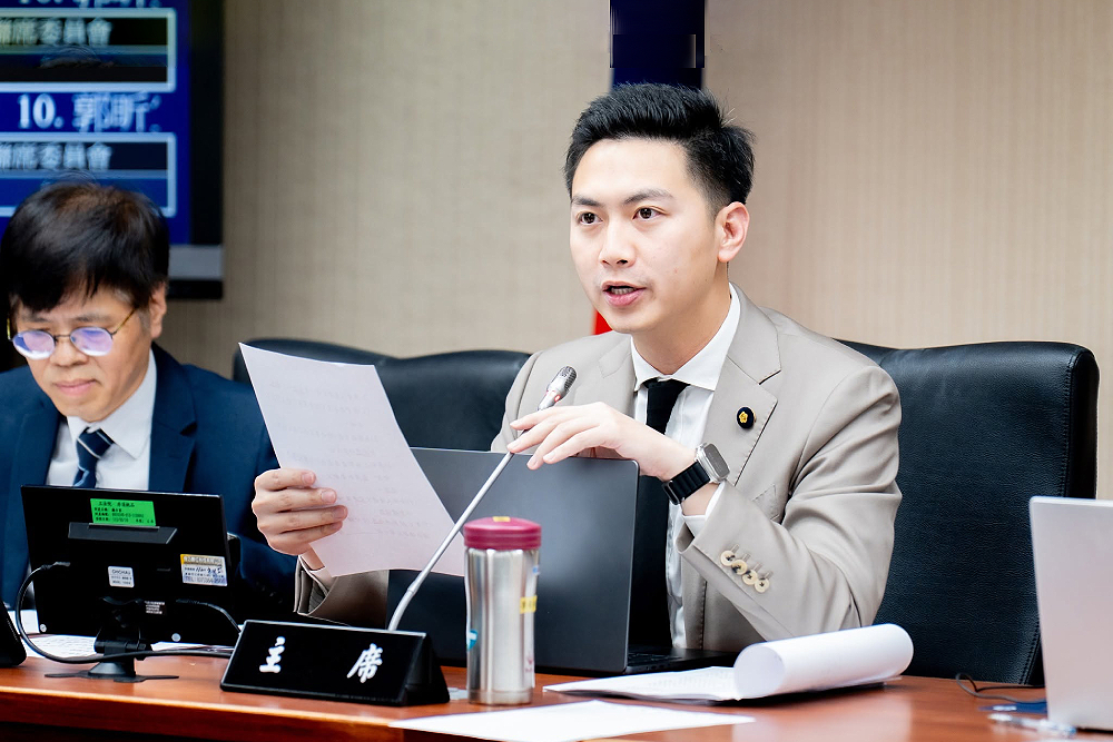 卓榮泰稱沒預算勘災只能電話連絡 廖偉翔酸:可以包機無法勘災? 258 卓榮泰稱沒預算勘災只能電話連絡 廖偉翔酸:可以包機無法勘災? 257