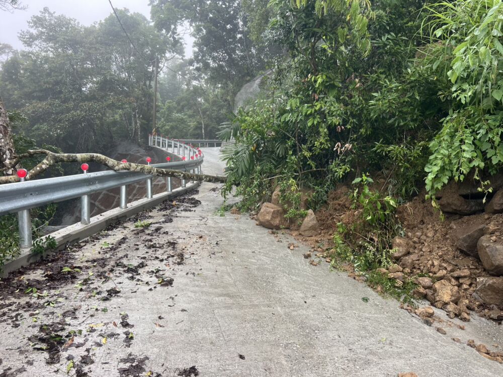 豪雨侵襲赤科山、六十石山邊坡落石 徐榛蔚籲:農友、用路人提高警覺 240 豪雨侵襲赤科山、六十石山邊坡落石 徐榛蔚籲:農友、用路人提高警覺 239