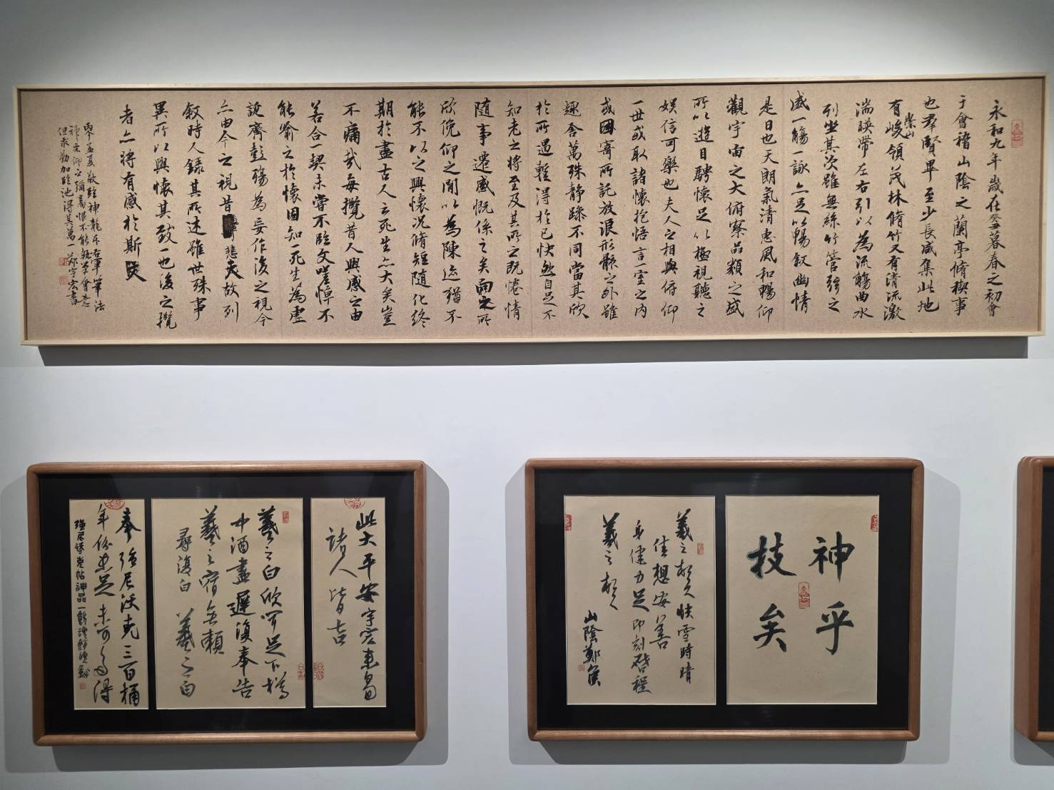 解構蘭亭線條美學 藝星藝術呈獻鄭宇宏個展《曲水未冷》以密碼「20」與神祕藍蘊翻轉當代書寫 34 解構蘭亭線條美學 藝星藝術呈獻鄭宇宏個展《曲水未冷》以密碼「20」與神祕藍蘊翻轉當代書寫 33