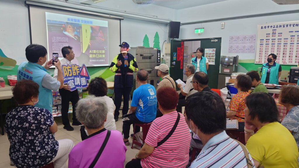警方於活動現場進行防詐宣導,提醒民眾提高警覺,慎防不動產交易詐騙。(圖/記者薛秀蓮 翻攝)