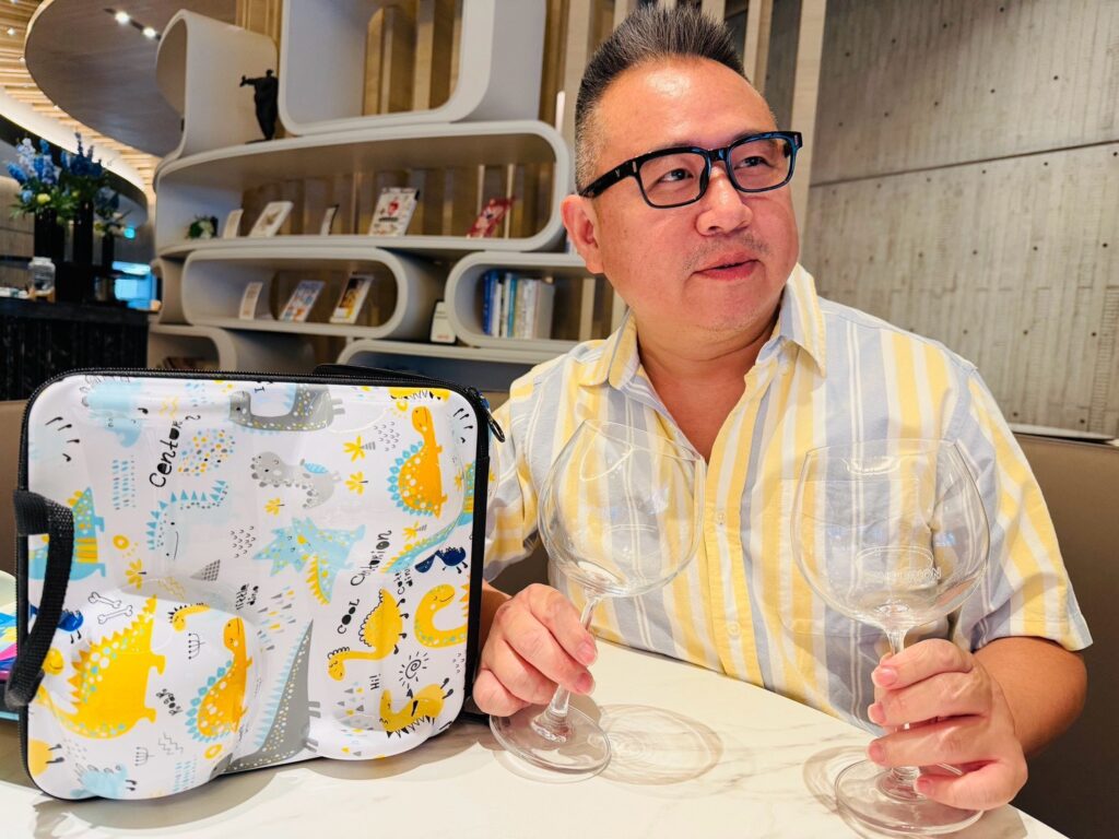 百夫長集團創辦人陳志彬展示CENTURION手提酒杯組及酒杯，該產品為疫情期間因應露營市場需求所開發。（圖／百夫長提供）