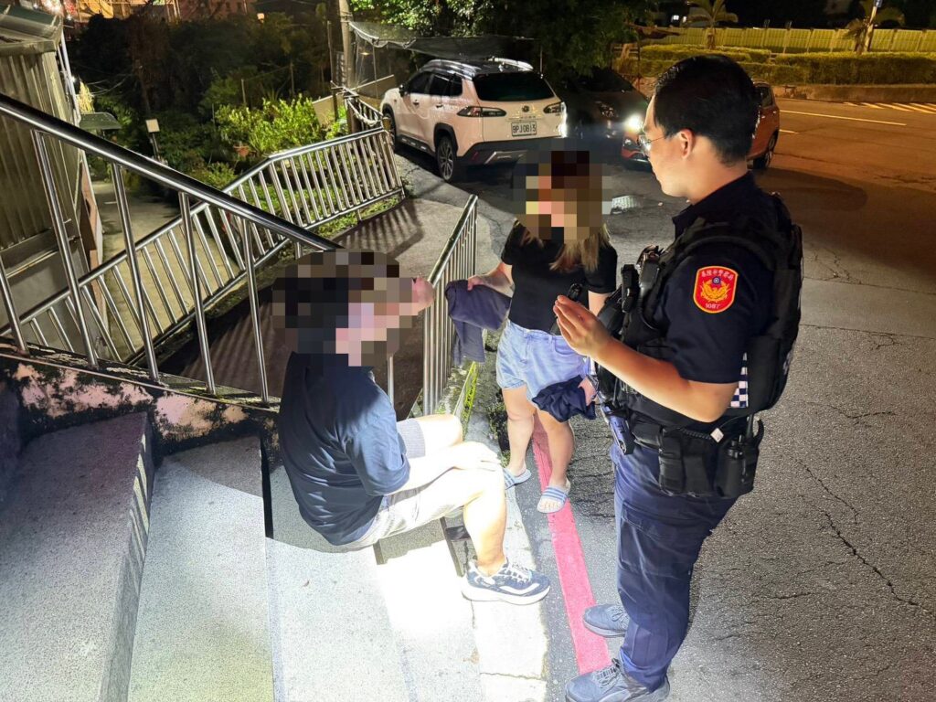 警方於現場關心路倒男子。（圖／記者薛秀蓮 翻攝)