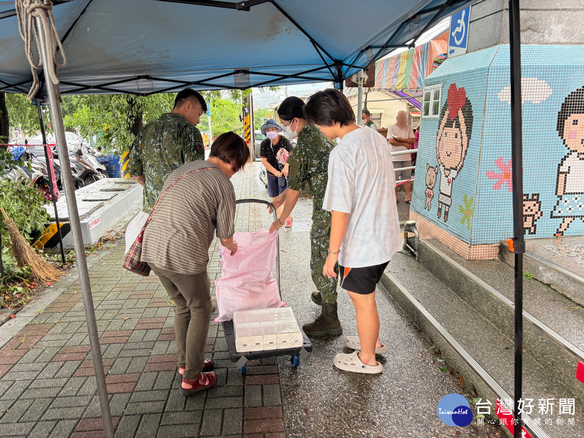 陸軍弟兄出動協助家扶發送物資。（ 南投家扶提供）
