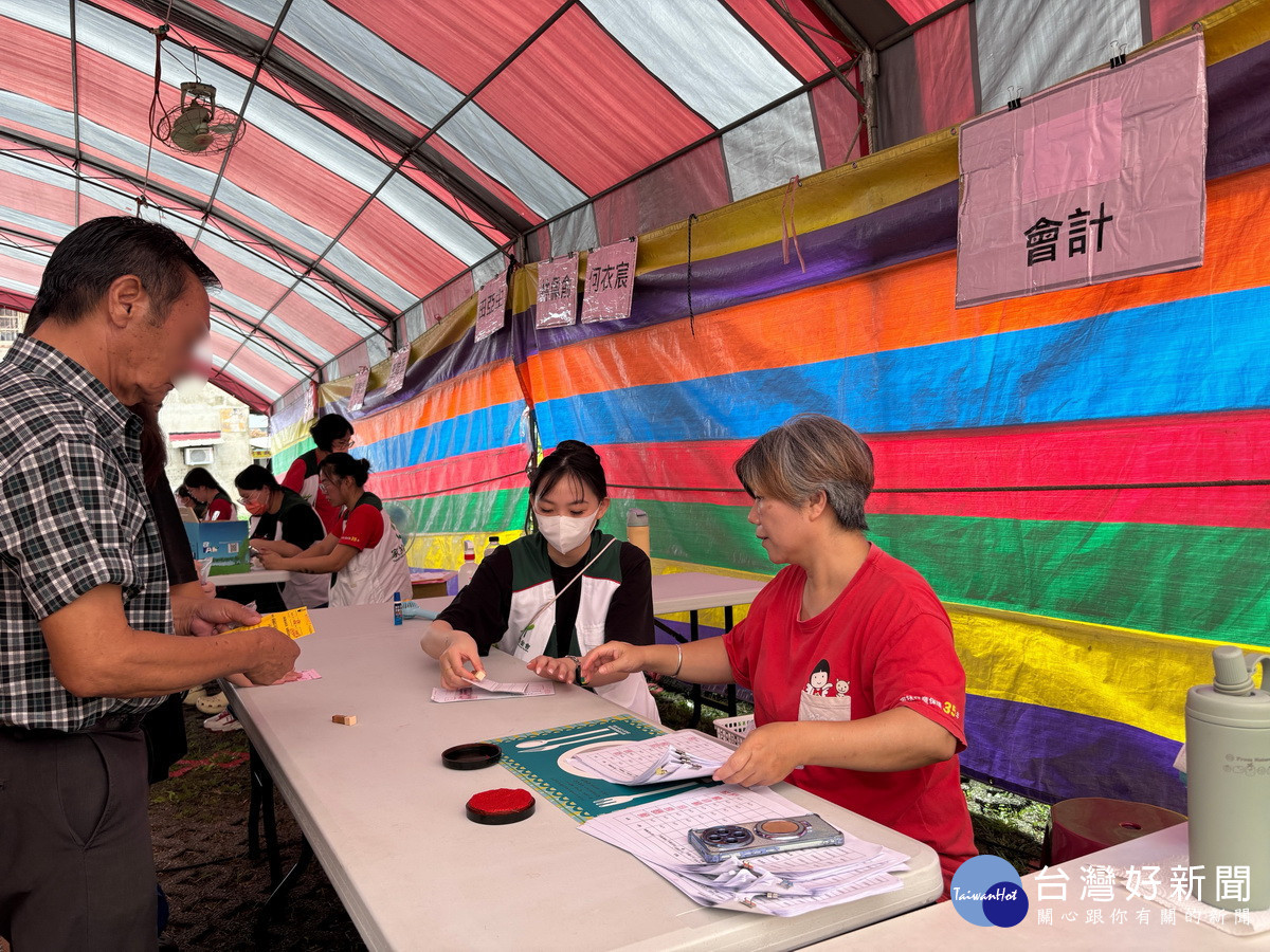 家扶中心分三處領扶助金及物資等。（南投家扶中心提供）