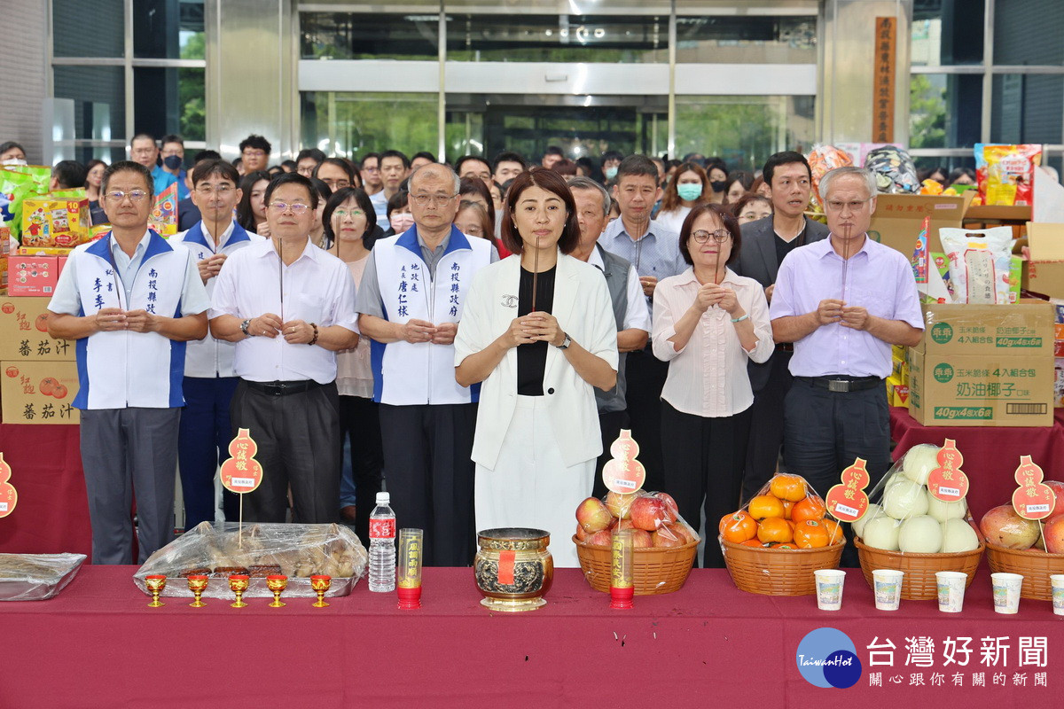 許淑華率團隊祭拜祈求縣政順遂合境安泰。（縣府提供）