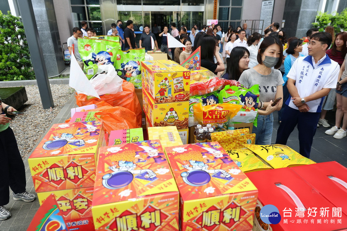 各單位備有果品餅乾等祈祝同仁出入平安。(縣府提供)
