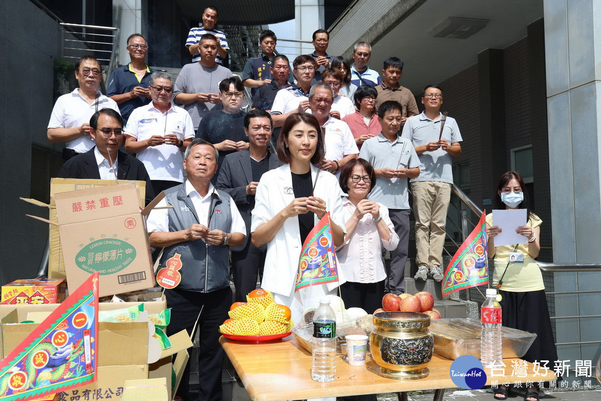 許縣長王副縣長蔡處長等在司機室外祭拜新求同仁出勤平安。(縣府提供)