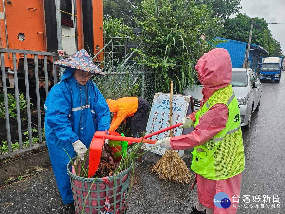 環保志工合力打掃街道。<br /><br /> <br /><br />
