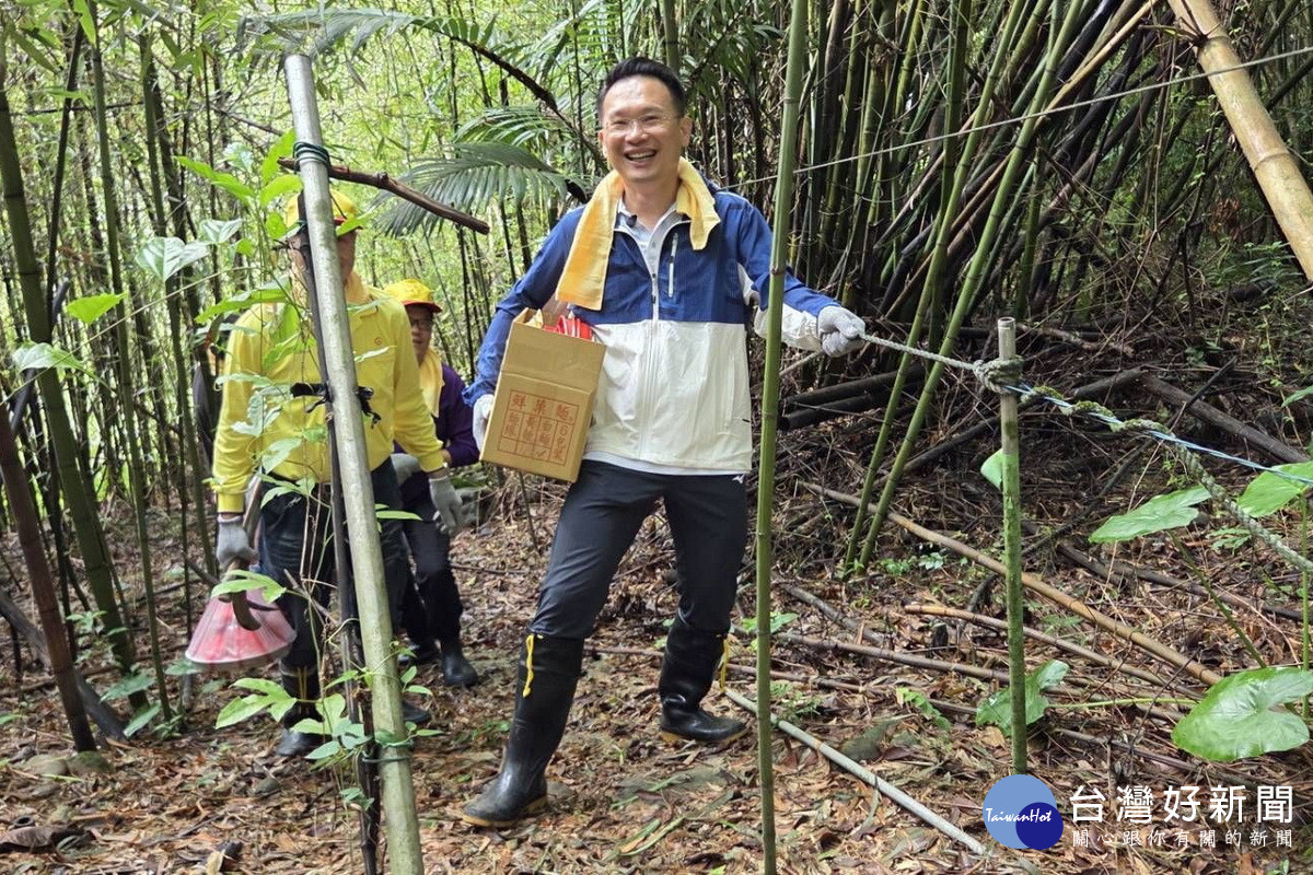 桃園市副市長蘇俊賓歷經蜿蜒小徑及陡峭山坡抵達取竹地點。<br /><br />