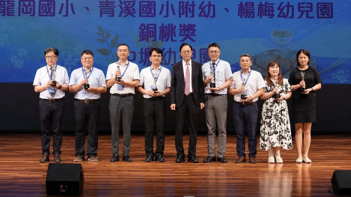 桃園市龍岡國小榮獲教學卓越銀桃獎，校長接受表揚。(影像由龍岡國小提供)。
