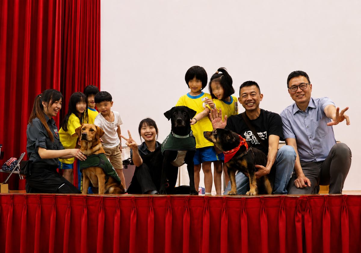龍岡國小推動生命教育，帶領學生近距離認識檢疫犬的工作與使命。(影像由龍岡國小提供)。