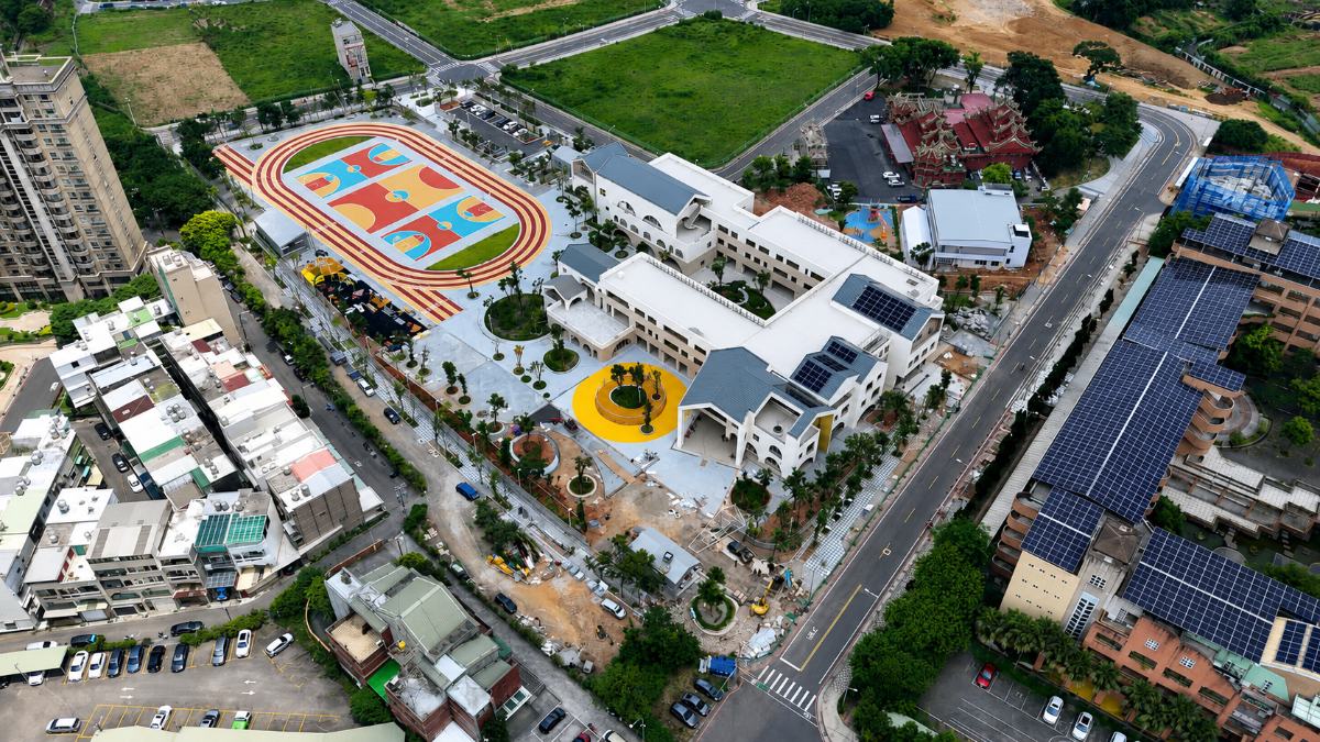 龍岡國小新校舍榮獲2026國家卓越建設獎，預計明年二月正式遷校啟用。(影像由桃園市龍岡國小提供)。