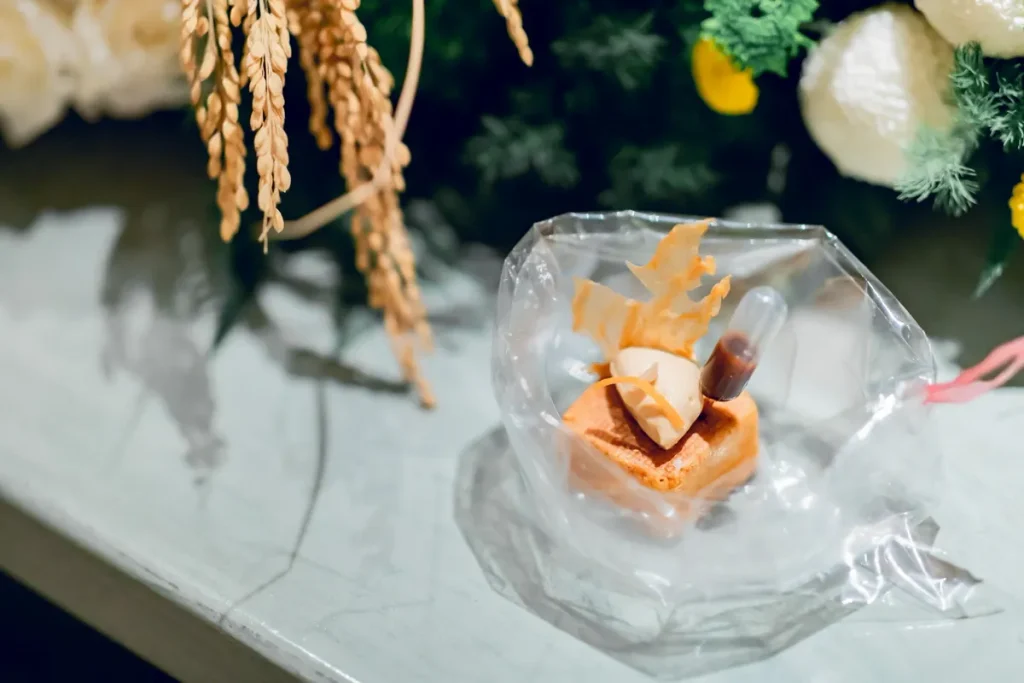 臭豆腐作品則以泡芙為結構,轉化鹹香、發酵與台式泡菜酸度等味覺記憶