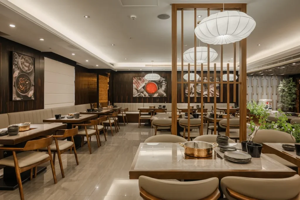 在空間規劃上,「和牛鍋敘」座落於飯店內,打造寬敞、舒適且具質感的用餐環境