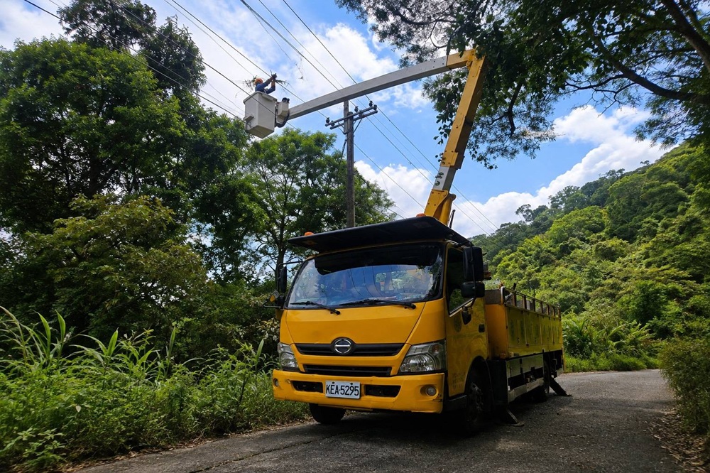 沙德爾颱風逐漸逼近 台電宜蘭區處動員修剪樹枝維護設備 208 cnews204250826a09