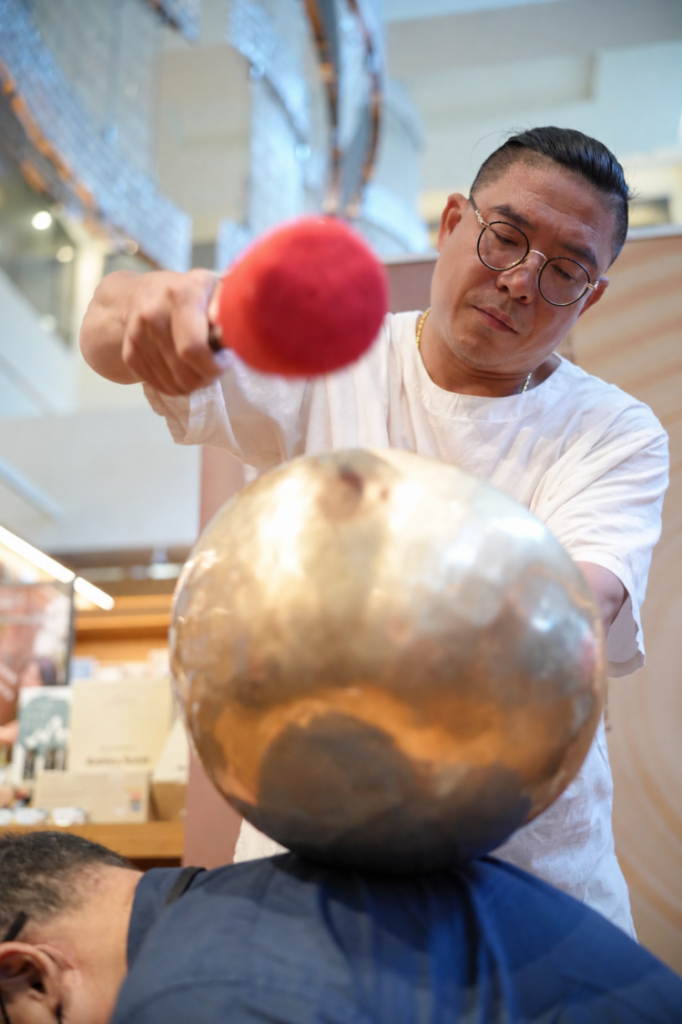 楊裕仲博士將長期實作經驗整理為「定點、定量、定向」的操作概念,並建立流程化SOP,探索聲音應用的系統化發展。(圖/十方文化提供)