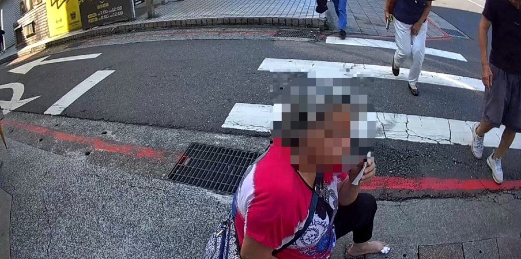 員警發現婦人跌坐路旁。(圖/記者薛秀蓮 翻攝)