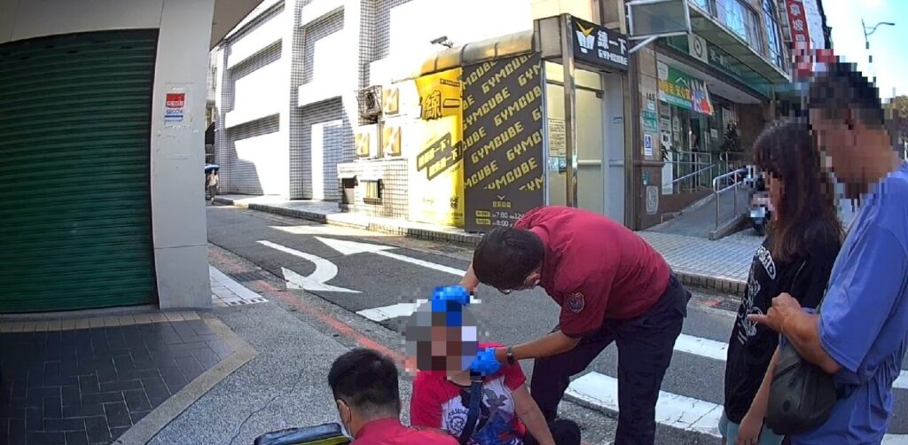通報119人員協助婦人包紮傷口。(圖/記者薛秀蓮 翻攝)