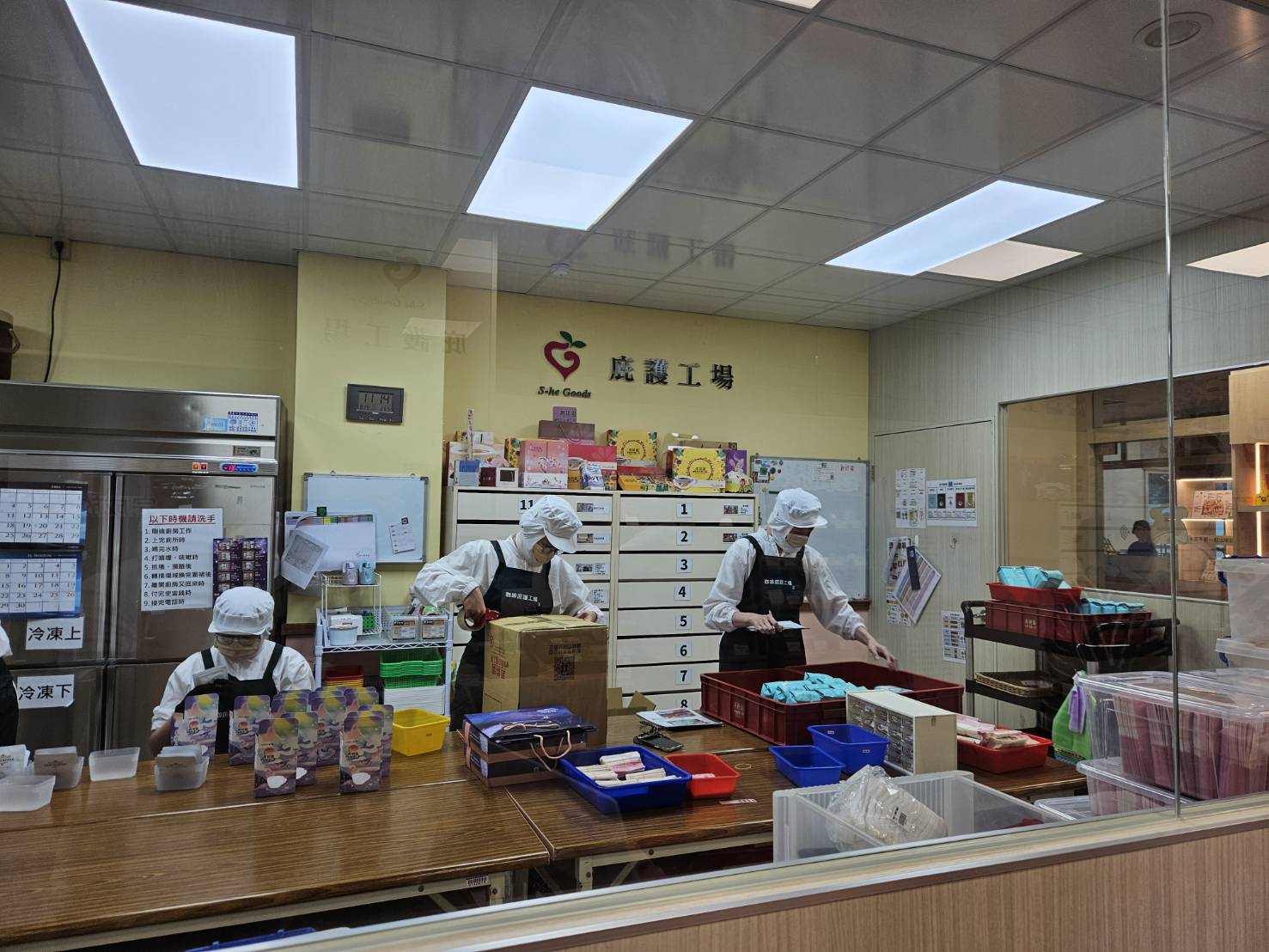 張啓楷宣布向戴德森醫療財團法人嘉義基督教醫院營運管理的「嘉義市身心障礙綜合園區再耕園咖啡庇護工場」,採購總額5萬元的中秋公益禮盒。(圖/記者翻攝)