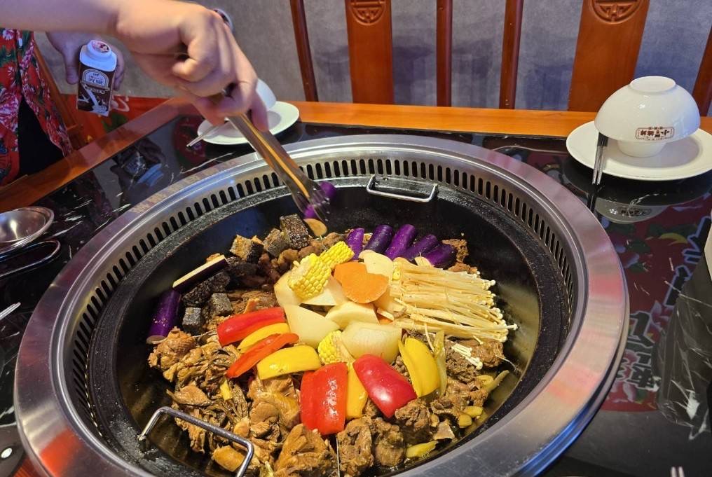 「小媳婦」鐵鍋燉台中店打破僵局。首度將物理熱能科學注入中式傳統料理，品牌透過特製的高密度厚鑄鐵鍋。（記者徐煜勝翻攝）