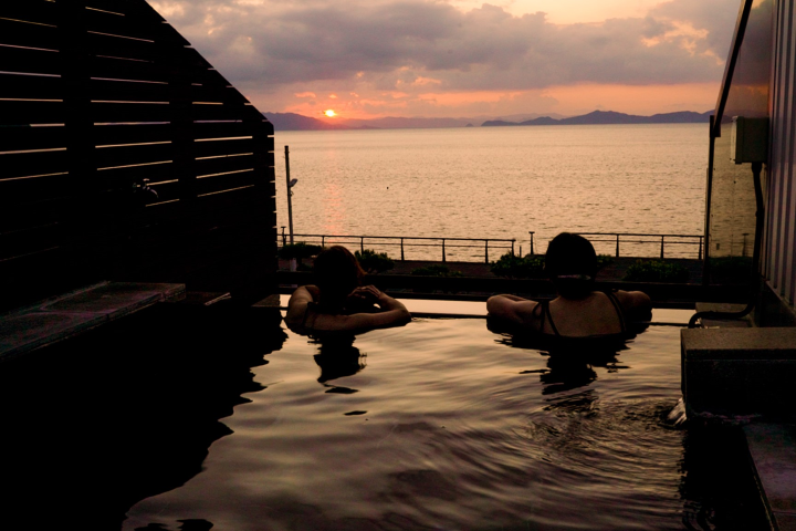飯店的絕景露天浴池。 圖:湯之兒溫泉 海與夕陽/提供