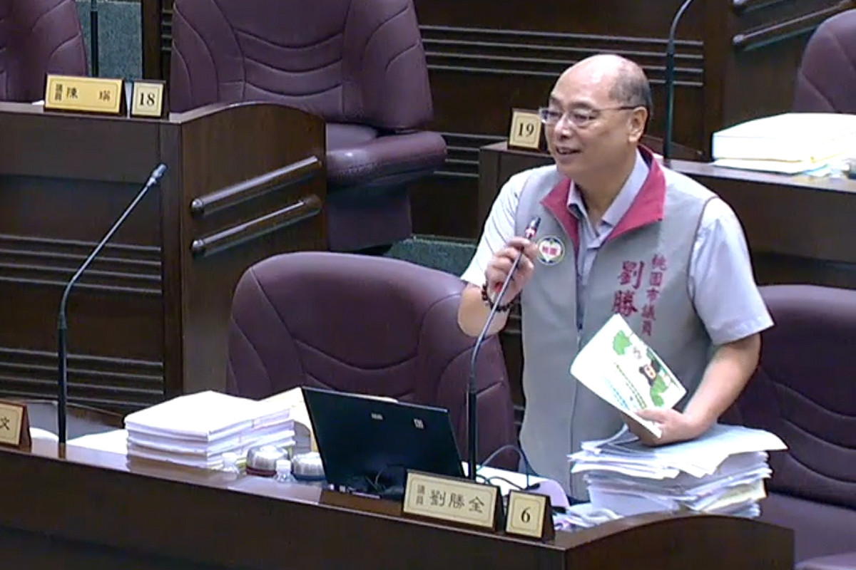 關心教育議題,桃園市議員劉勝全於議事堂進行質詢。<br /><br />