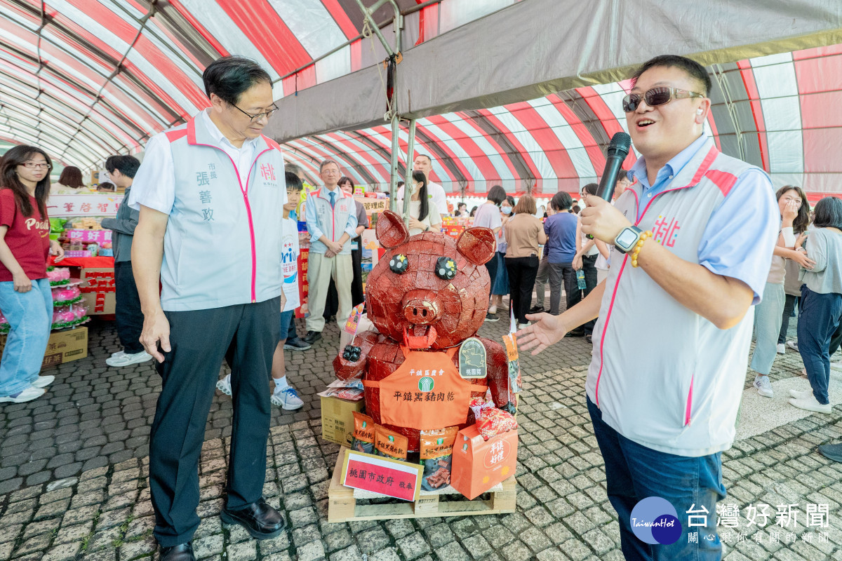 農業局結合桃園在地農產及特色產品布置,製作平鎮黑豬造型祭品。<br /><br /> <br /><br />