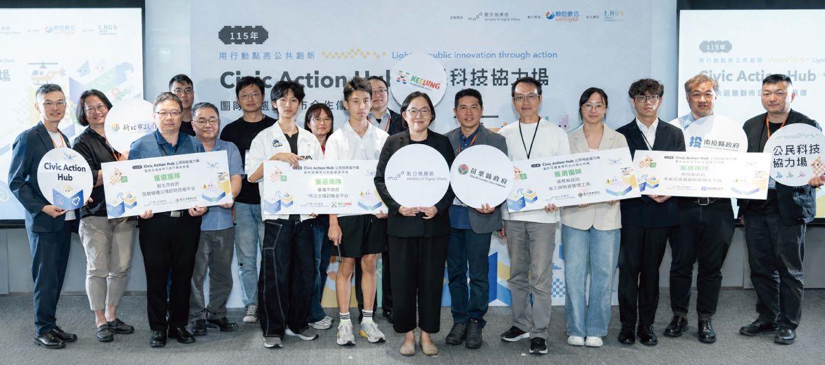 圖/數位發展部侯宜秀次長(中)與獲選團隊、四縣市政府代表及數位轉型顧問合影。(數發部提供)