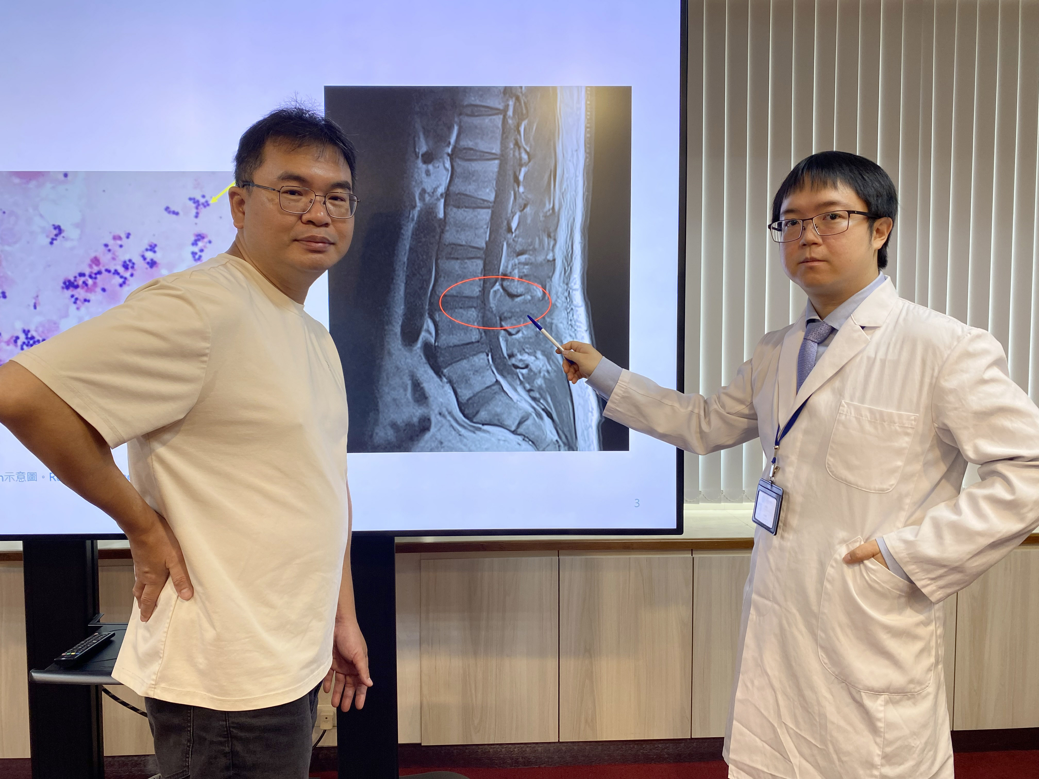 林先生(左)因發燒、腰痛不適至台中榮總就醫，感染科醫師黃顯博(右)安排檢查確診為金黃色葡萄球菌感染腰椎致硬脊膜外膿瘍合併脊椎骨髓炎。