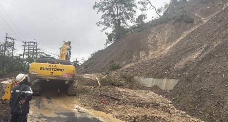 甲仙區白雲寺路段因邊坡坍方道路阻斷無法通行 預計今午3時搶通