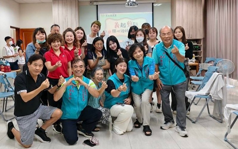 義起剪髮迎新學期 苗栗家扶攜手設計師為通苑百位親子剪出自信
