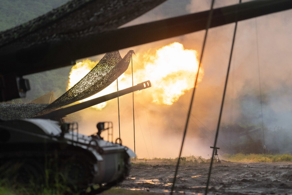 ▲圖:第四作戰區操作M110A2自走砲實施戰術射擊,展現砲兵火力打擊能力。(記者 李堂安 翻攝)