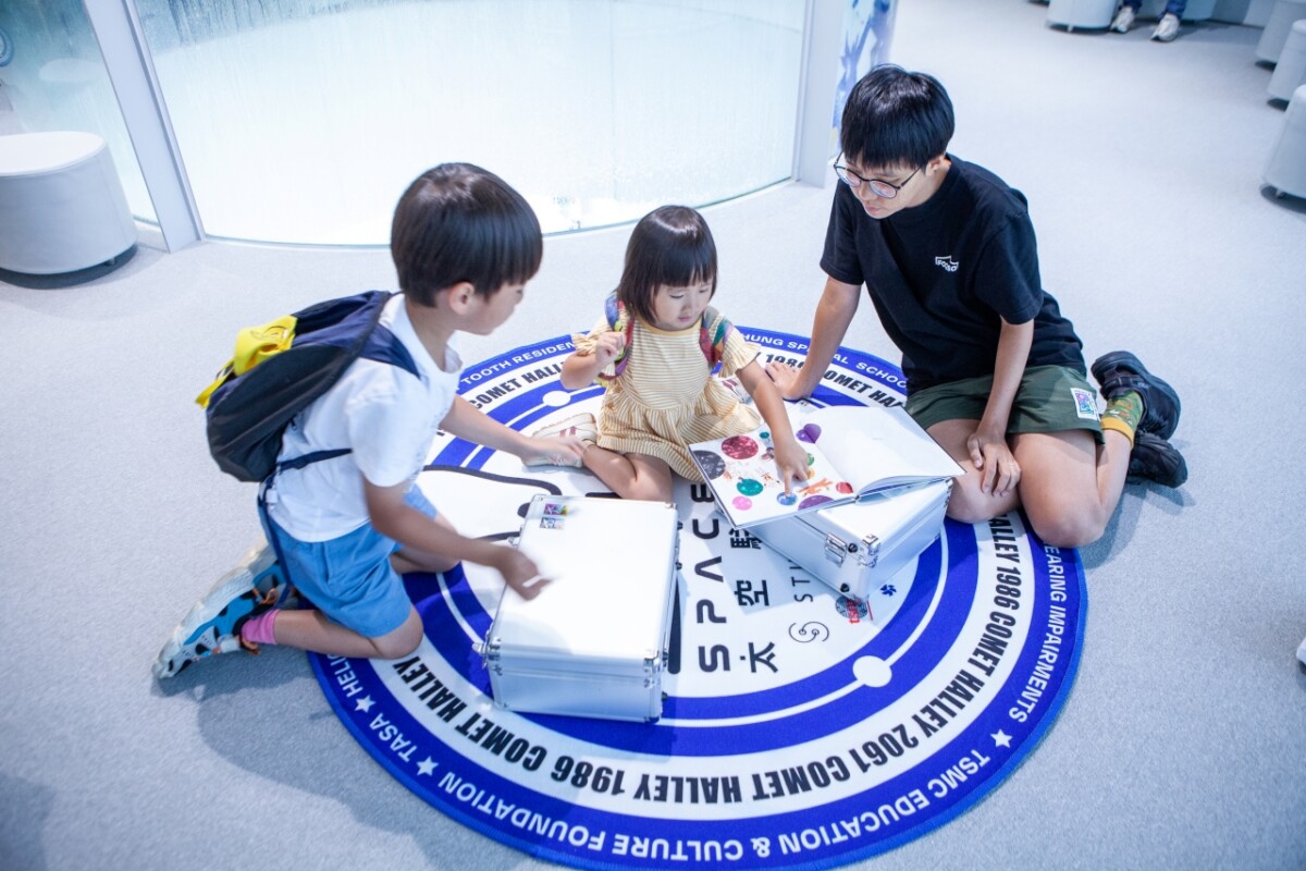 ▲民眾可以取下旅行箱，帶著自己的「乳牙行李」在展區內找個喜歡的角落閱讀。(圖/記者顏淑娟翻攝)