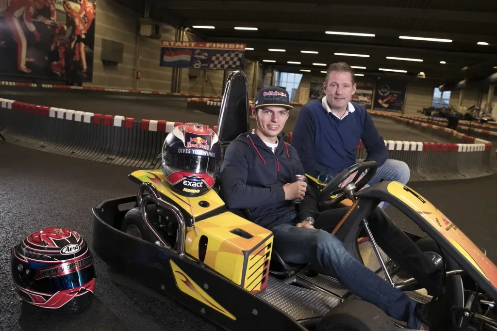 Max Verstappen將在《Max vs 100》中重現童年從後方追趕對手的訓練方式。(Red Bull提供)