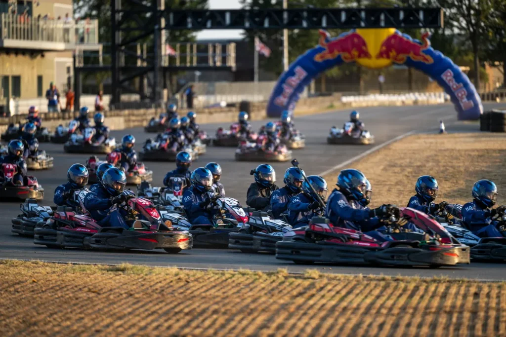 《Max vs 100》集結來自體育與流行文化領域的100名參賽者,與Max Verstappen齊聚銀石賽道一較高下。(Red Bull提供)